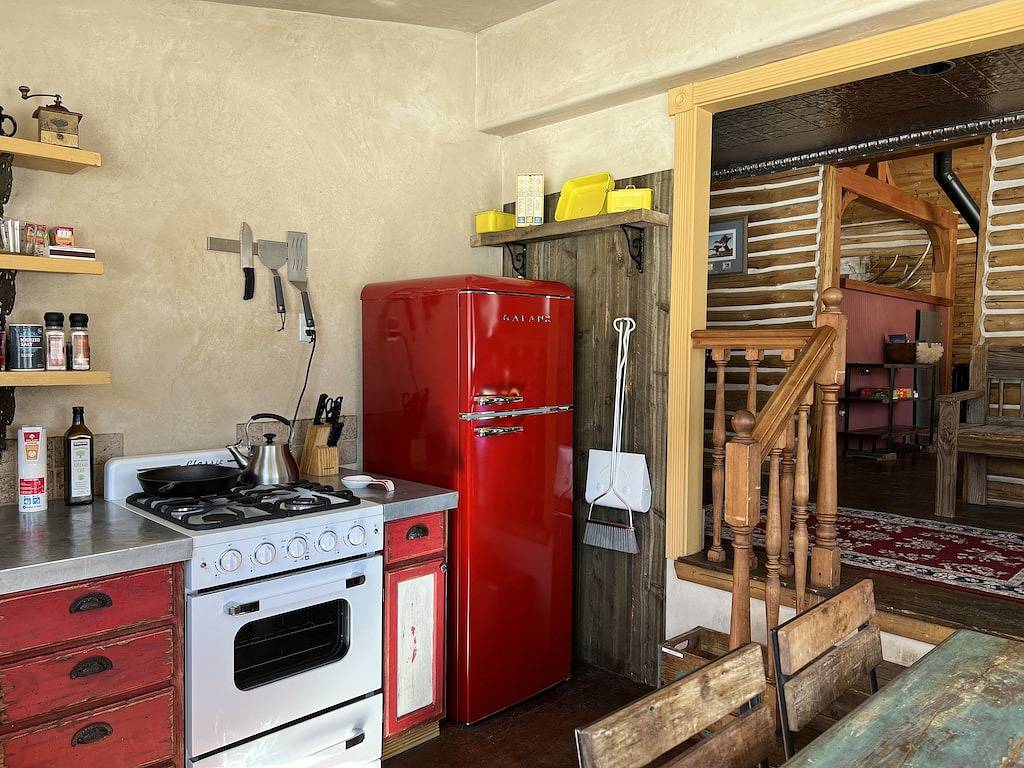 1907Creekside Cabin w/ hot tub & sauna; bike, hike, ski & fish- Go Back in Time in Pitkin County