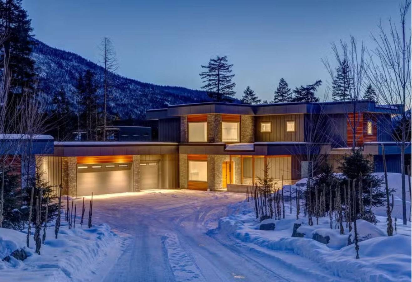 Luxurious 7Br Escape w/ Mountain Views & Privacy in Whistler Blackcomb