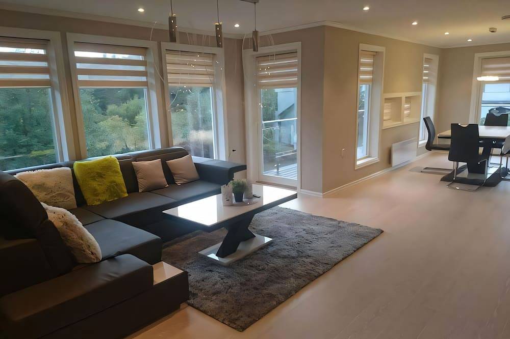 Ganze Wohnung, Erika's Apartment: Central Kalvåg Stay with Mountain Views and Nearby Sea in Bremanger