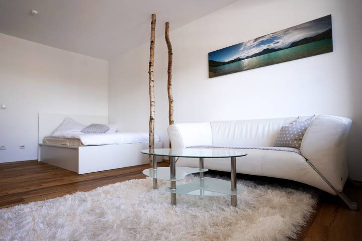Entire studio, Studio Apartment 'Central and Nature Nearby' with Mountain View, Balcony and Wi-Fi in Penzberg, Pfaffenwinkel