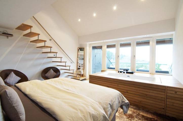 Ferienwohnung für 3 Personen, mit Balkon und Terrasse sowie Garten und Pool