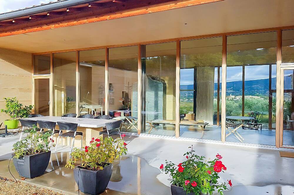 Modernes 4-Bett-Haus mit Infinity-Pool und Blick auf die Landschaft. in Villars, Regionaler Naturpark Luberon