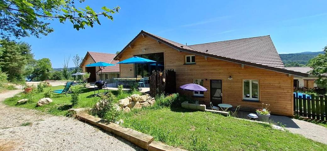 Location de vacances pour 2 personnes, avec Terrasse et Jardin à Clairvaux-les-Lacs