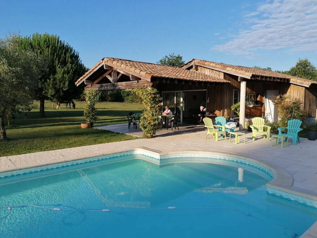Chambre confortable avec piscine et parking près de la rivière Le Bès in Ousse-Suzan, Landes