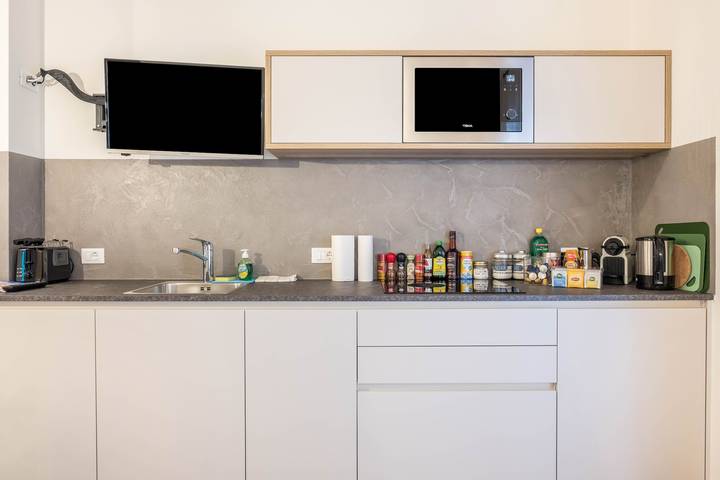 Entire apartment, Apartment "Annabel" with Mountain View, French Balcony & Wi-Fi in Centro-Piani-Rencio, Bolzano