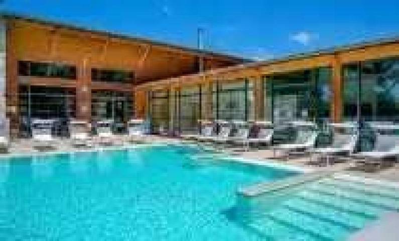 Camping pour 4 personnes, avec Jacuzzi et Bassin pour enfant ainsi que Piscine et Sauna
