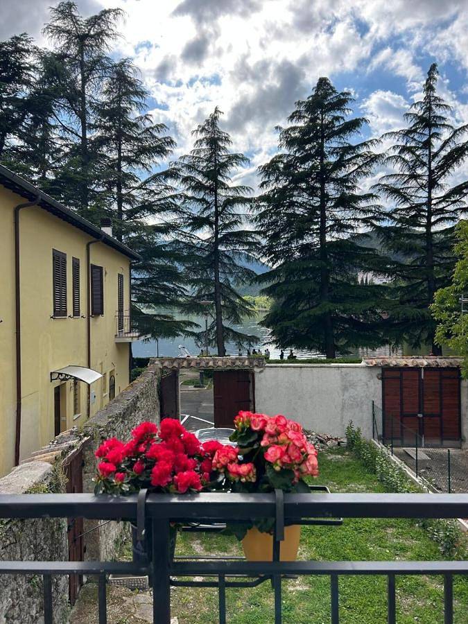 Ferienwohnung für 2 Personen, mit Seeblick und Terrasse sowie Ausblick, mit Haustier in Terni