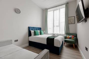 Bed And Breakfast for 3 Guests in London, South East England, Picture 3