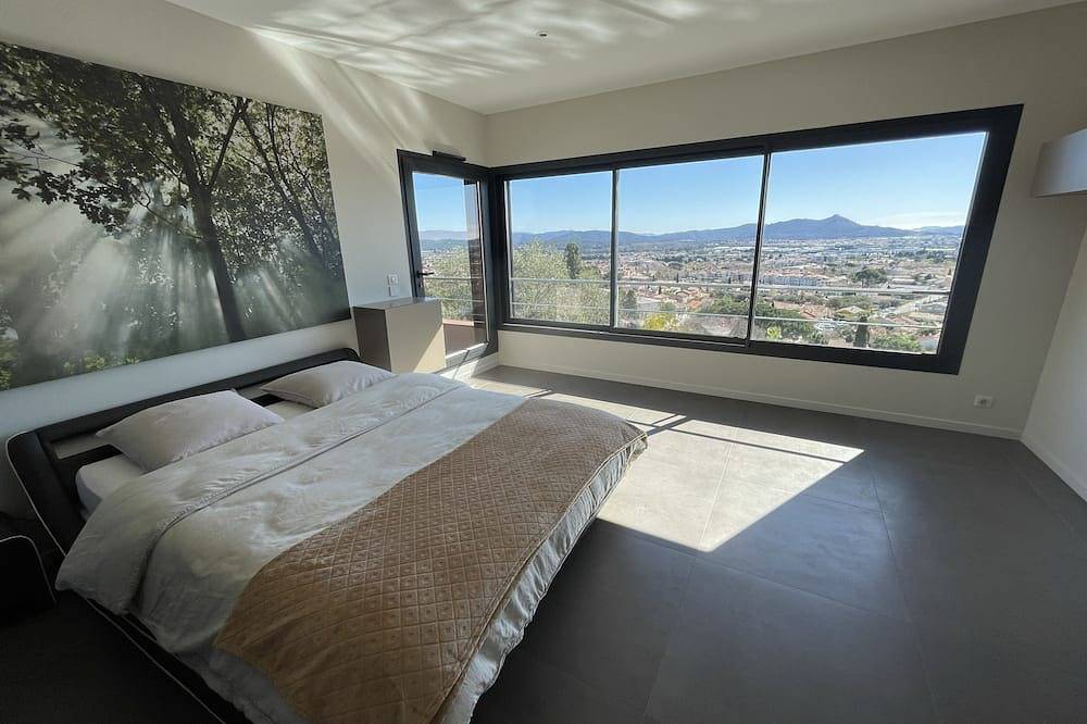 Magnifique Villa Dans les Hauteurs Avec vue Imprenable, Piscine et Jacuzzi in La Farlède, Region de Toulon