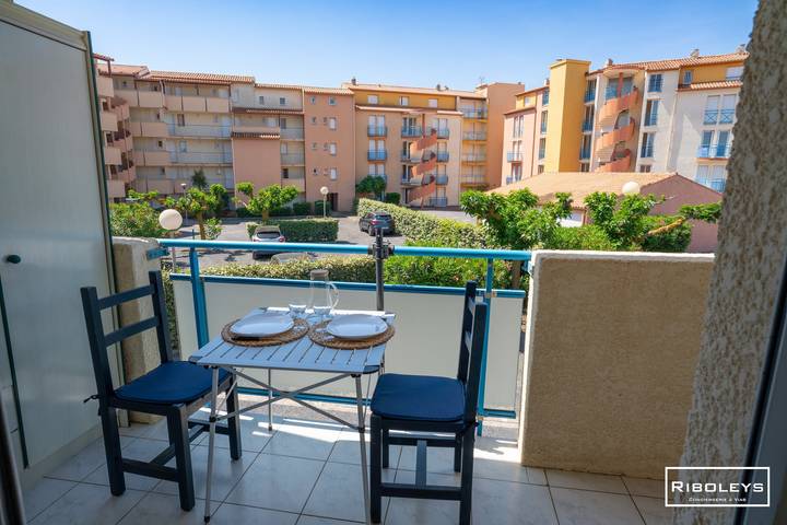Gîte pour 4 personnes, avec balcon et piscine, adapté aux familles dans Plage de la Farinette - 4