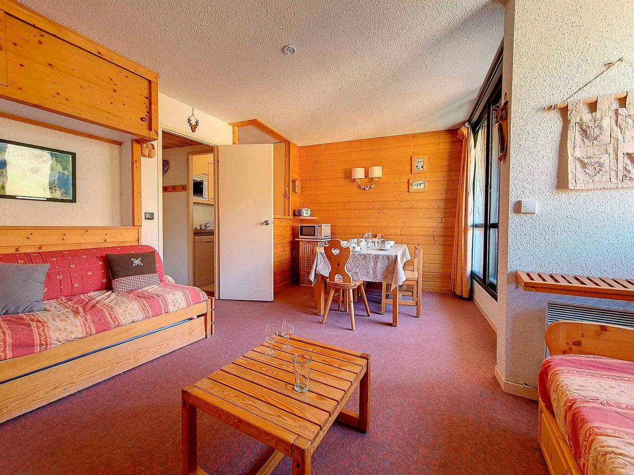 Entire apartment, Spacious apartment for 6, steps from slopes, balcony with Masse view in Saint-Martin-de-Belleville, Les Trois Vallées