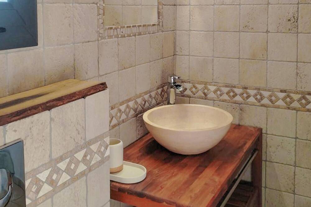 Gorgeous home in Monieux with private swimming pool, can be inside or outside in Monieux, Parc naturel régional du Mont-Ventoux