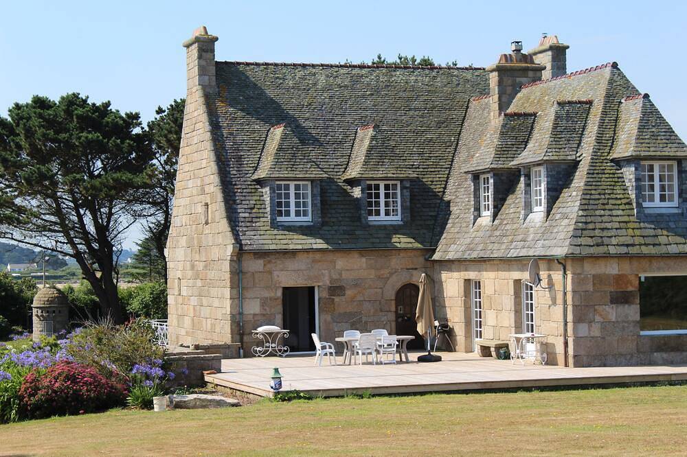 Huge breton stone manor mansion with sea view by the lighthouse in Lilia, Plouguerneau