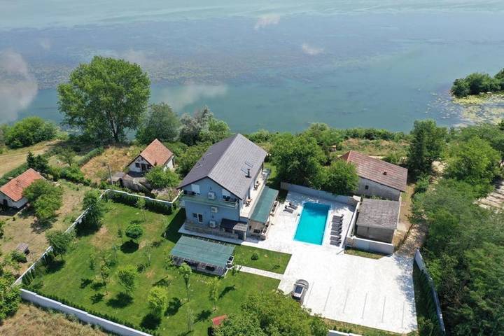 Casa rural para 5 personas, con sauna y vistas además de jardín y piscina, Se admiten mascotas en Rumania