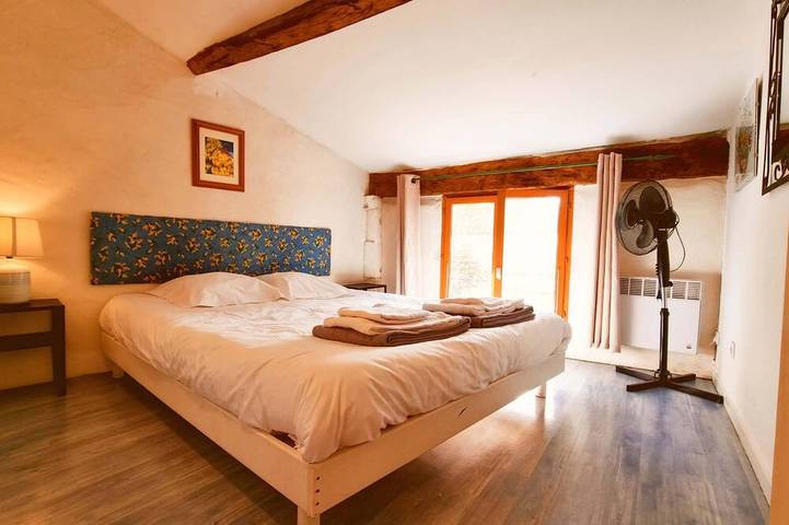 Location de vacances pour 10 personnes, avec terrasse ainsi que jardin et piscine à Saint-Just-Luzac - 2