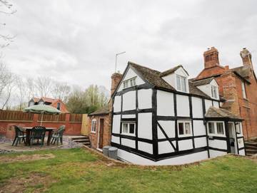 Log Cabin for 6 People in Upton-upon-Severn, Worcestershire, Photo 2