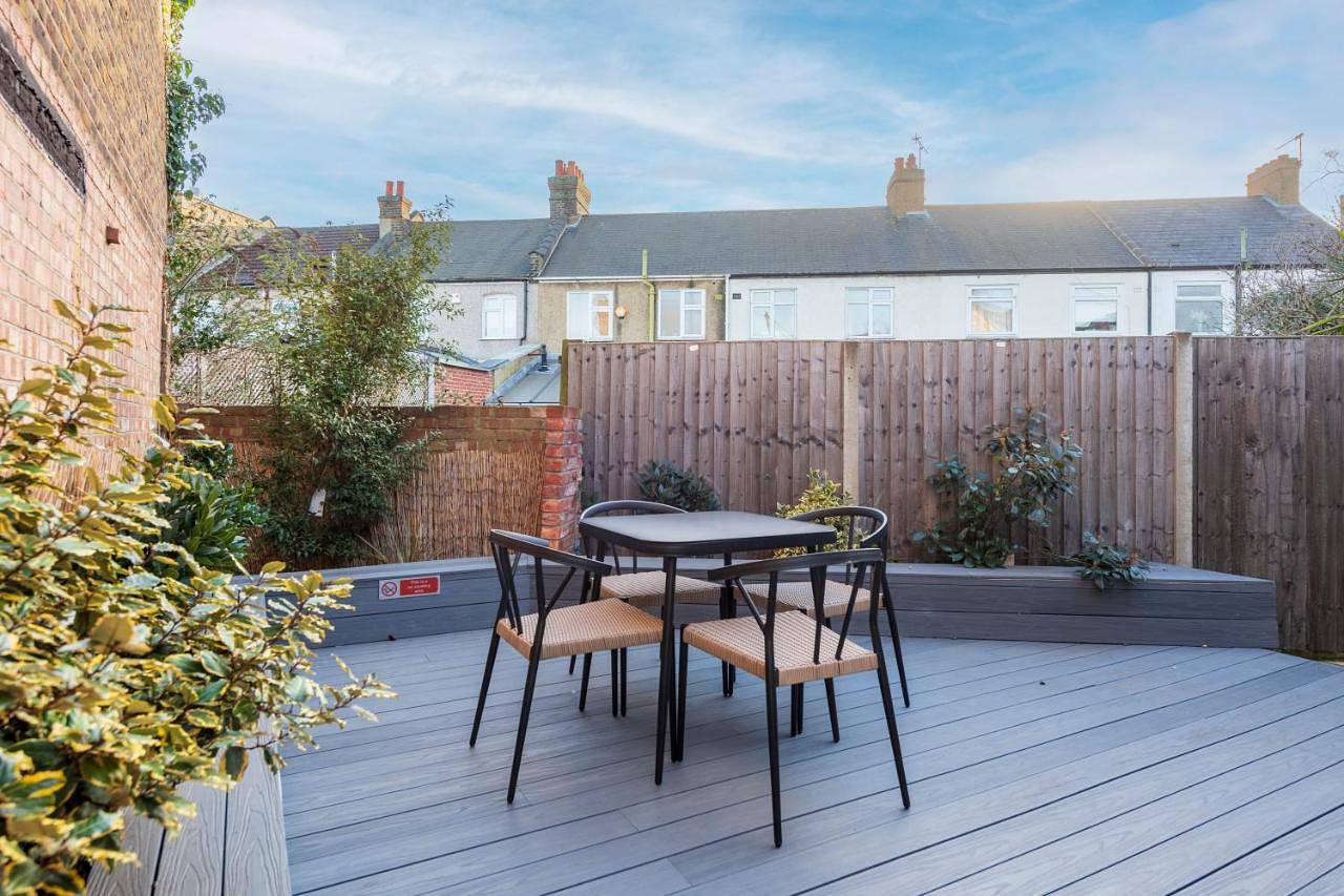 Ganze Wohnung, Stylish 2 Bed Bungalow in East Ham, Close to Excel in Newham, London