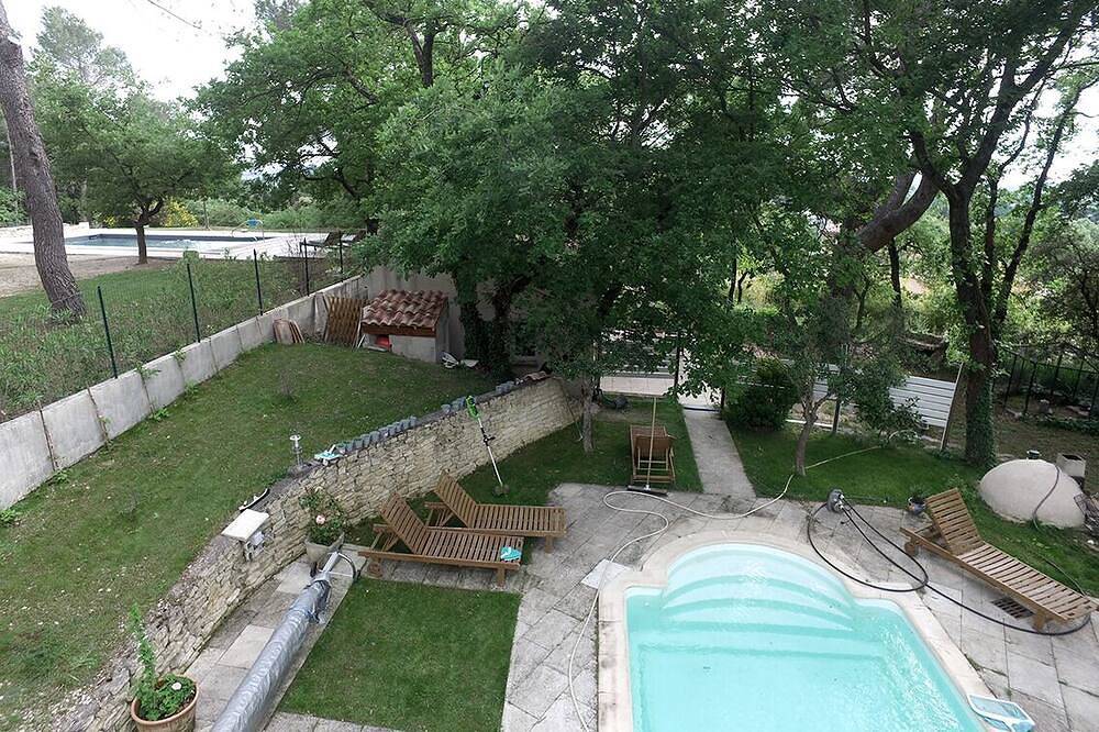 Gîte with swimming pool on large wooded grounds. in Velleron, Parc naturel régional du Mont-Ventoux