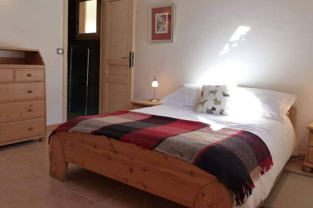 Chalet Fegguese is a delightful, wood-and stone-built Savoyard chalet, in Sainte-Foy-Tarentaise, Massif du Ruitor