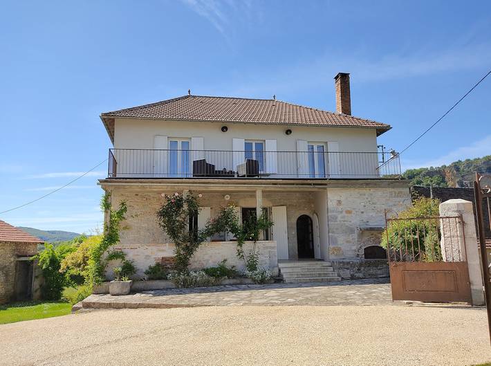 Gîte pour 10 personnes, avec piscine ainsi que jardin et balcon