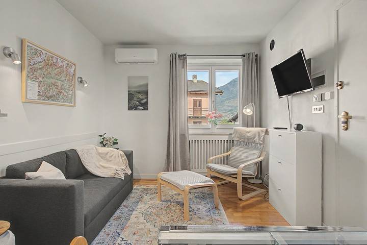 Apartment 'The Snowdrop' with Mountain View Balcony, Wi-Fi and AC in Valle d'Aosta in Neyran, Brissogne
