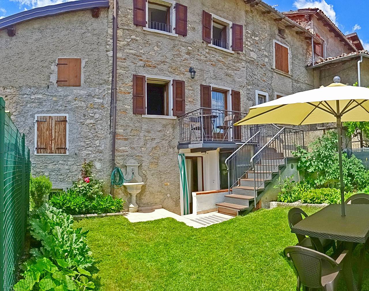 Casa del Borgo Pregasio Garden in Pregasio, Tremosine