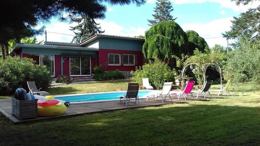 Location de vacances pour 7 personnes, avec Jacuzzi et Terrasse ainsi que Jardin et Piscine à Saint-Seurin-de-Prats