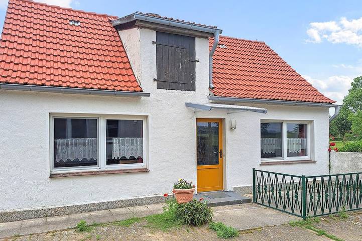 Ferienhaus für 4 Personen, mit Terrasse und Garten in Qualzow