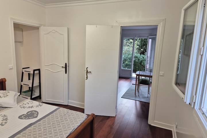 Appartement entier, F2 rénové au calme terrasse fleurie in Le Raincy, Seine-Saint-Denis