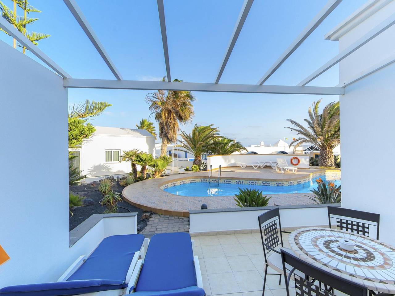 Bungalow acogedor cerca del mar con piscina climatizada y Wi-Fi en Charco del Palo in Charco del Palo, Haría