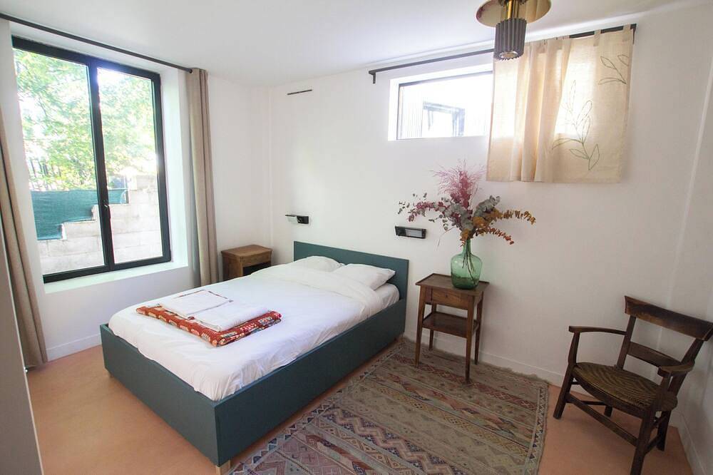 Bright & Eco-Friendly Wooden Home – A Peaceful Retreat Near Paris in Montreuil, Sena-Saint Denis