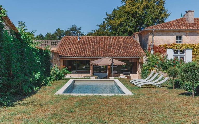 Location de vacances pour 6 personnes, avec piscine ainsi que terrasse et vue à Grézillac