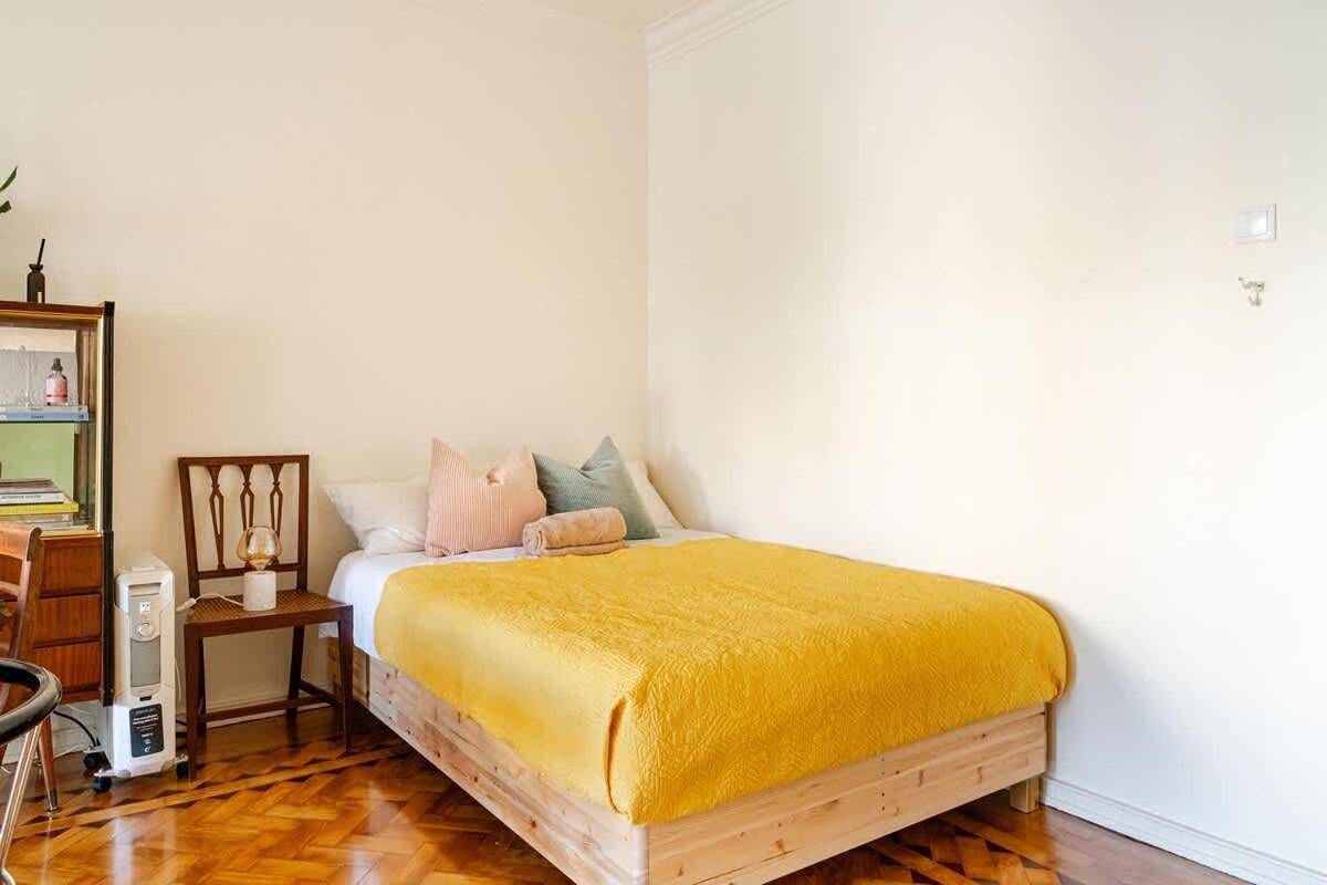 Apartamento inteiro, Big Studio apartment with a terrace in Almada, Halbinsel von Setúbal