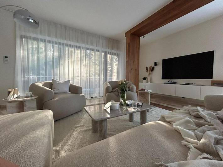 Ferienhaus für 16 Personen, mit Balkon und Whirlpool sowie Terrasse und Garten