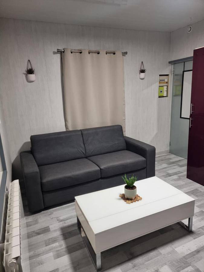Appartement entier, Studio Quai 1 Voie A parking gratuit in Bétheniville, Marne