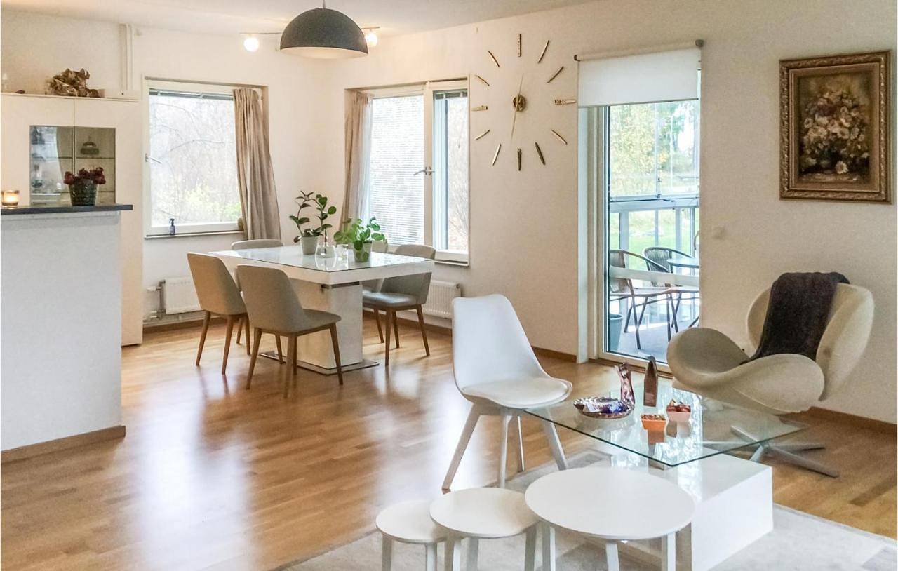 Appartement entier, 3 Bedroom Nice Apartment In Västerås in Västeras, Lac Mälar