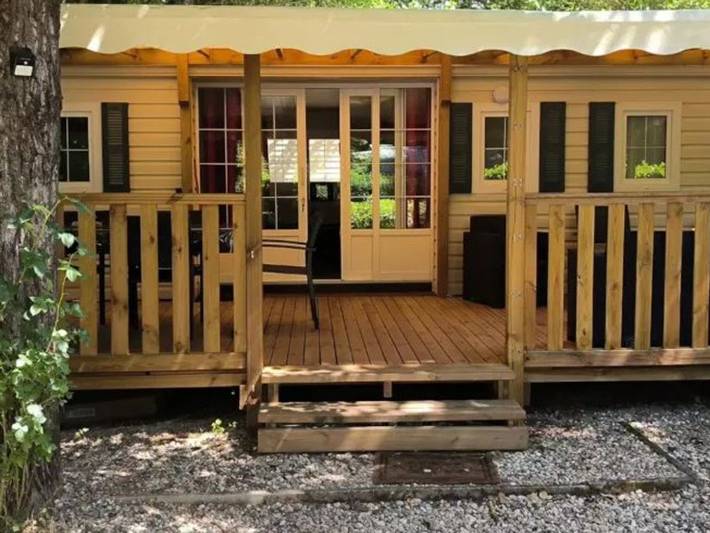 Mobil home pour 8 personnes, avec terrasse et piscine, animaux acceptés à Mialet