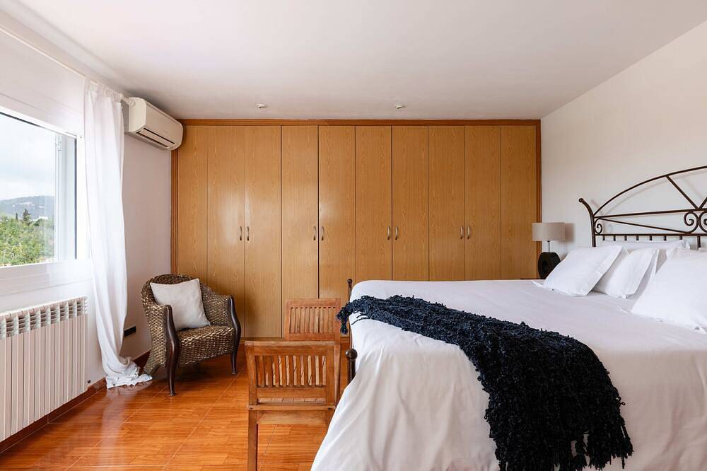 Villa Mara - Private villa with pool, free fast Wifi & Alarm. Views to Playa den bossa beach. in Sant Jordi de ses Salines, Sant Josep de sa Talaia