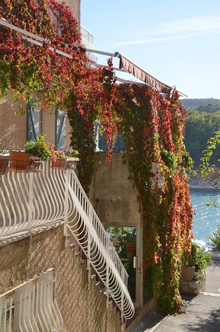 Hôtel pour 2 personnes, avec vue et terrasse, animaux acceptés dans Office De Tourisme De Bauduen - 2