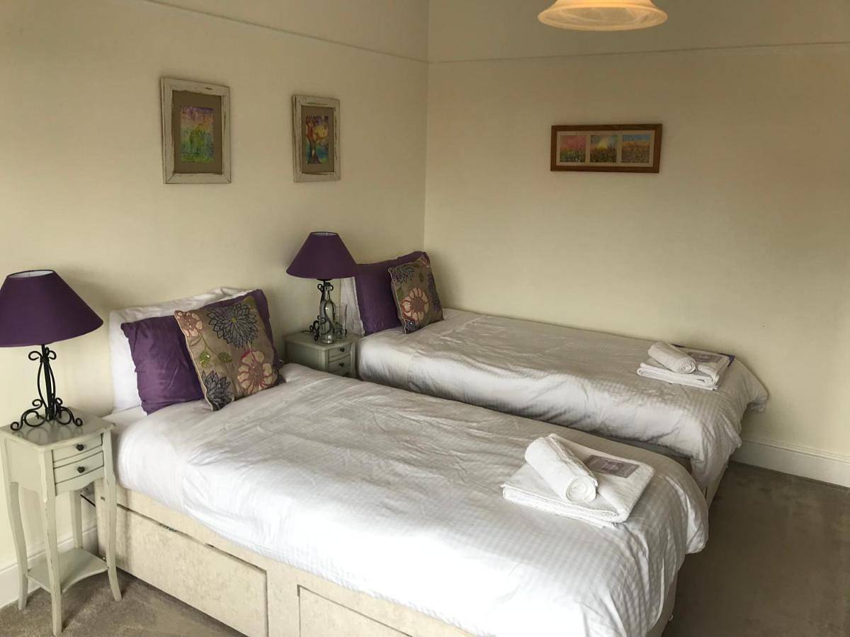 Rie's Retreat - The Amethyst Room in Glastonbury, Somerset