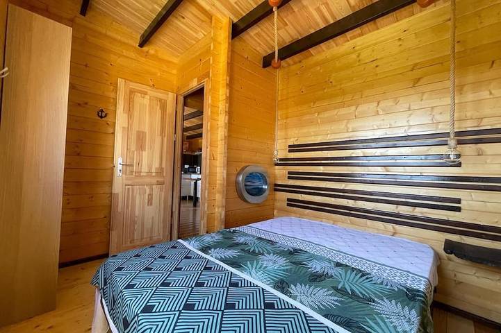 Wooden house with a private garden in Leiria District