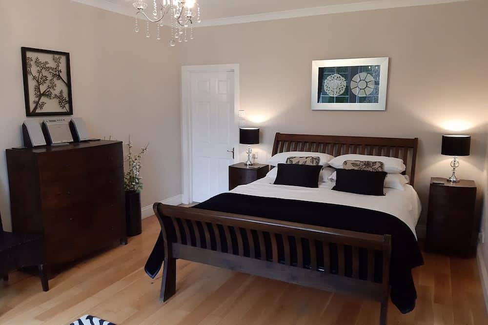 Dubh Loch Cottage on the banks of Loch Lomond. Large garden. Ev charging point in Loch Lomond, Stirling region