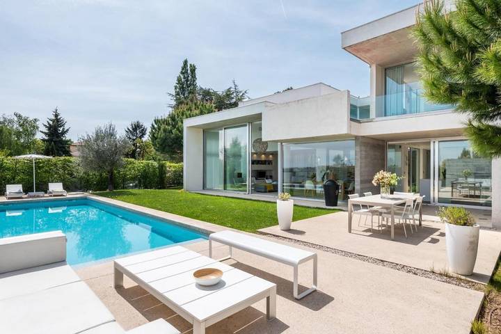 Location de vacances pour 8 personnes, avec terrasse ainsi que jardin et piscine à Collonges-au-Mont-d'Or - 2