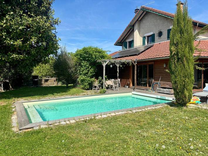 Location de vacances pour 11 personnes, avec Balcon et Terrasse ainsi que Jardin et Piscine à Jarrie