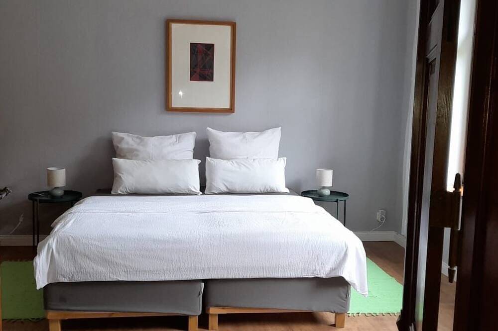Ganze Wohnung, Hübscher Wohnen-Geräumige Ferienwohnung im Gutshaus nahe Saale und Elbe in Calbe (Saale), Elbe-Börde-Heide