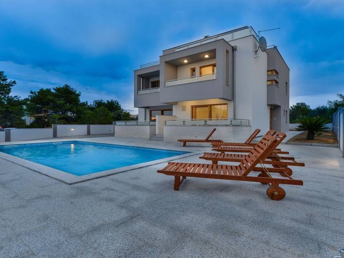 Villa mit Dachterrasse und Pool - Agentur Ta Leut in Nin, Region de Zadar