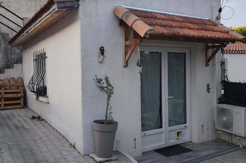 Entire apartment, Furnished Studio in Les Pennes-Mirabeau, Aix-en-Provence region