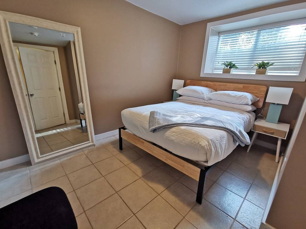 Perfect one bedroom in Central District close to Swedish Cherry Hill and Su in Seattle, Lake Washington