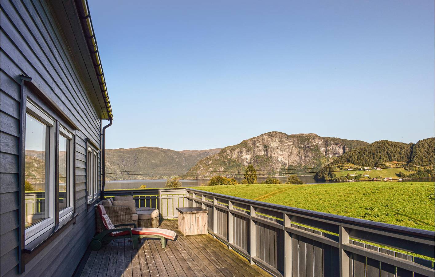 Ferienhaus für 8 Personen mit Garten in Askvoll