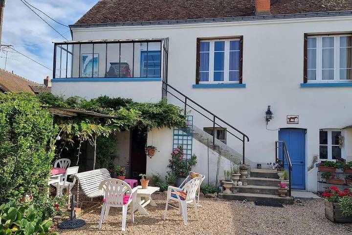 Location de vacances pour 4 personnes, avec Terrasse ainsi que Jardin et Vue dans Grand Rue de Mennetou-sur-Cher